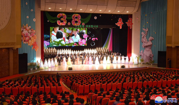 세계 여성의 날 기념 만수대예술단 음악무용종합공연