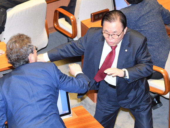 자유한국당 나경원 원내대표가 12일 오전 국회 본회의장에서 교섭단체 대표연설을 하던 중 문재인 대통령이 김정은의 수석대변인이라는 발언을 하자 파행이 이루어졌다. 자유한국당 이채익 의원이 더불어민주당 의원들이 서서 야유를 하자 돌진하고 있다. 2019.3.12. 김명국 선임기자 daunso@seoul.co.kr