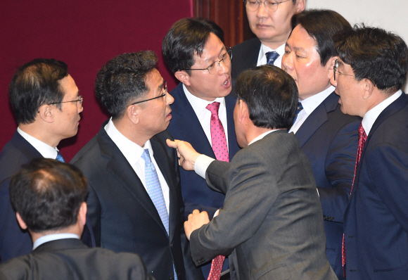 자유한국당 나경원 원내대표가 12일 오전 국회 본회의장에서 교섭단체 대표연설을 하던 중 문재인 대통령이 김정은의 수석대변인이라는 발언을 하자 파행이 이루어졌다. 더불어민주당 이철희 부대표대행과 정양석 자유한국당 수석부대표등이 다투고 있다. 2019.3.12. 김명국 선임기자 daunso@seoul.co.kr