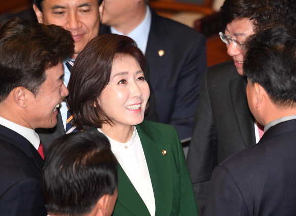 자유한국당 나경원 원내대표가 12일 오전 국회 본회의장에서 교섭단체 대표연설을 하던 중 문재인 대통령이 김정은의 수석대변인이라는  발언을 하자 파행이 이루어졌다. 나경원 원내대표가 연설을 끝내고 나오자 동료들이 격려하고 있다. 2019.3.12. 김명국 선임기자 daunso@seoul.co.kr