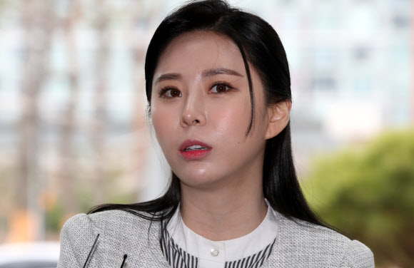 ‘장자연 사건’ 목격자 배우 윤지오 검찰출석