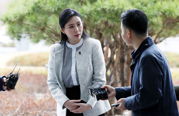 질문 받는 배우 윤지오