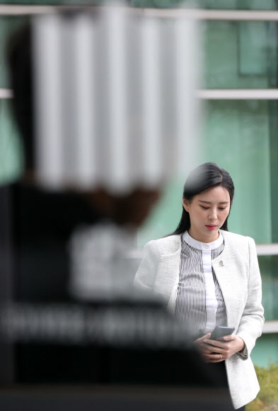 참고인 조사 받는 ‘장자연 사건’ 목격자 배우 윤지오