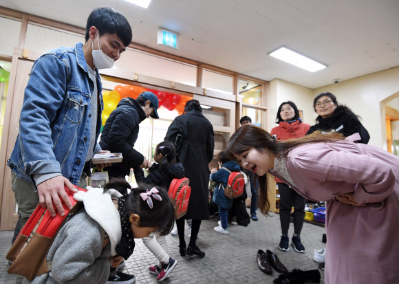 12일 서울 노원구 국내 최초 부모협동조합형 유치원인 꿈동산아이유치원에서 원아들이 학부모를 만나 하원하고 있다. 2019.3.12  박윤슬 기자 seul@seoul.co.kr