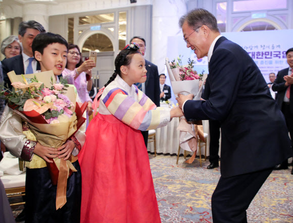 말레이시아 교민 화동에게 꽃 받는 문 대통령