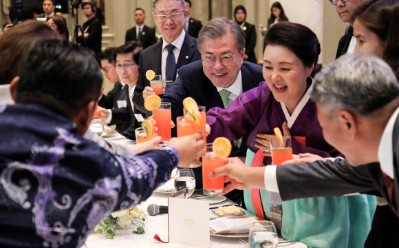 말레이시아 교민들과 건배하는 문 대통령 내외