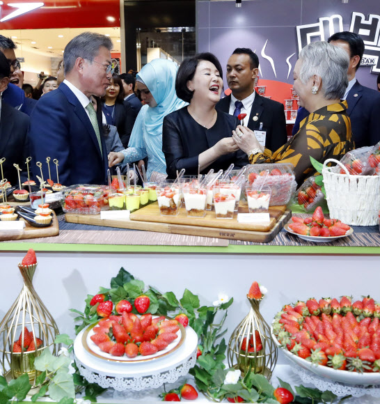 가수 진추하에게 한국산 딸기 권하는 김정숙 여사