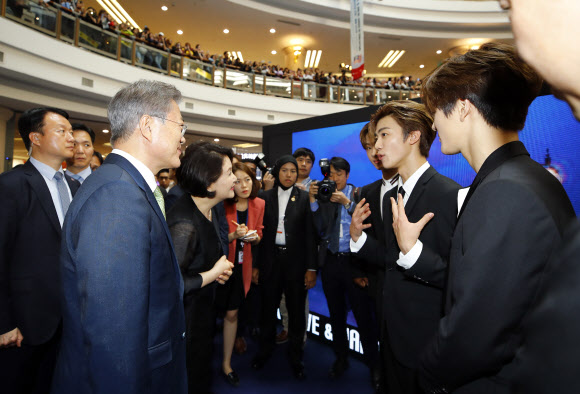 ‘NCT DREAM’으로부터 K-POP 설명 듣는 문 대통령