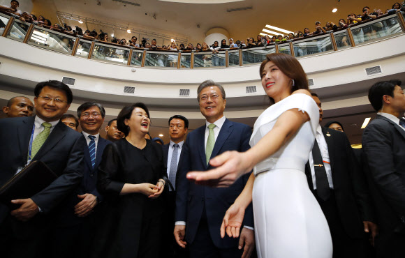 ‘한류존’ 찾은 문 대통령 내외