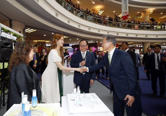 한류-할랄 전시회, 배우 이성경 씨와 인사하는 문 대통령