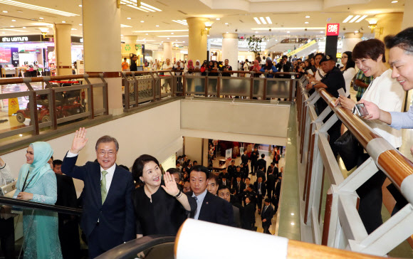 말레이시아 시민들 환영 받는 문 대통령