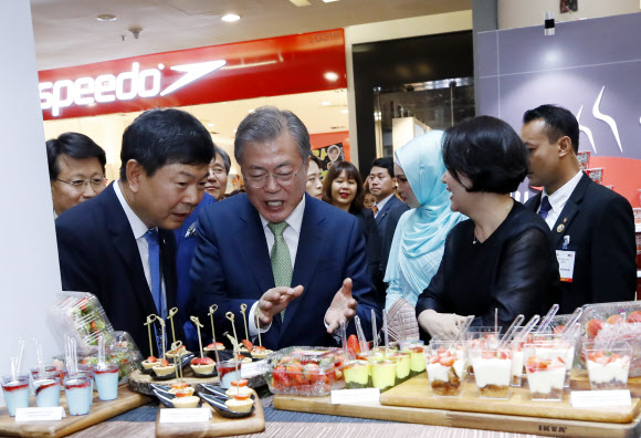 한국산 딸기로 만든 디저트 살펴보는 문 대통령