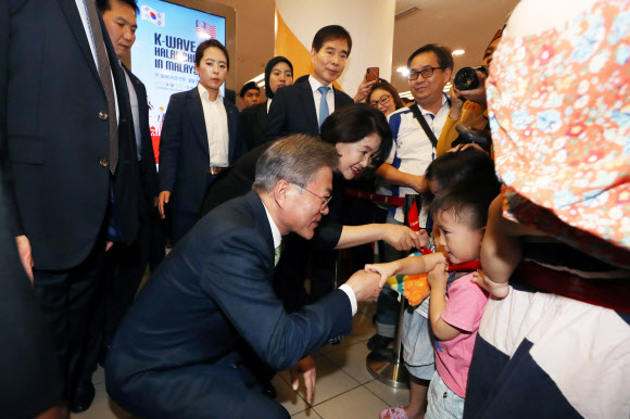 문 대통령, 말레이시아 어린이와 인사