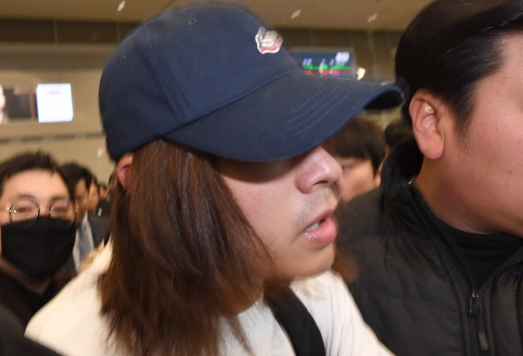불법촬영 성관계 동영상 유포 혐의를 받는 가수 정준영이 12일 인천공항을 통해 귀국하고 있다. 안주영 기자 jya@seoul.co.kr