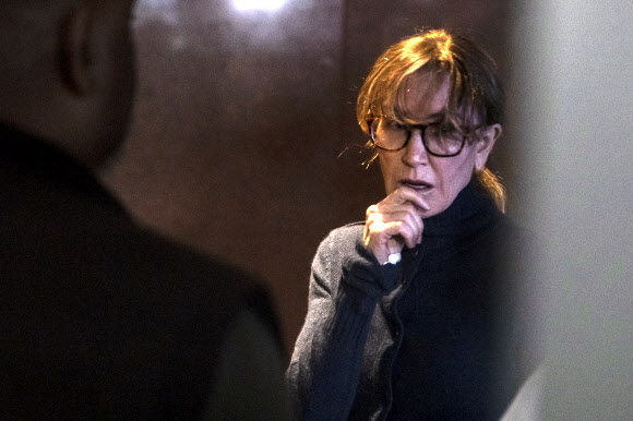 미국 드라마 ‘위기의 주부들’로 유명한 배우 펠리시티 허프만이 딸의 명문대 입학을 위해 돈을 건넨 혐의로 12일(현지시간) 미국 캘리포니아주 로스앤젤레스 연방 법원에 출석하고 있다.  EPA 연합뉴스