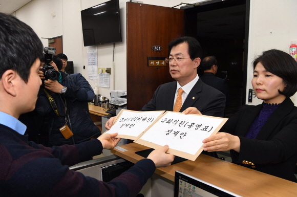 자유한국당 이만희 의원과 전희경 대변인이 더불어민주당 이해찬 대표와 홍영표 원내대표에 대한 징계안을 13일 오후 국회 의안과에 제출하고 있다. 김명국 선임기자 daunso@seoul.co.kr