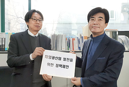 이정현(왼쪽) 대표가 정우식 한국태양광산업협회 부회장에게 산업발전을 위한 정책 제안을 하고 있다.