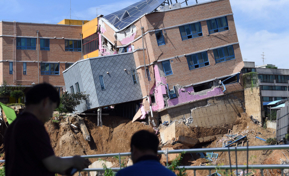 지난해 9월 7일 서울 동작구 상도동 다세대주택 공사장의 흙막이가 무너지며 상도유치원 건물이 일부 무너지고 기울어 있다. 2018. 9. 7. 박윤슬 기자 seul@seoul.co.kr   