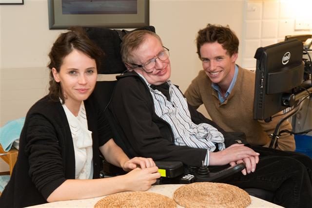 영국의 물리학자 스티븐 호킹의 젊은 시절을 영화로 만든 2014년 작 ‘사랑에 대한 모든 것’의 주연 배우인 에디 레드메인(오른쪽), 펠리시티 존스(왼쪽)와 함께한 호킹 박사의 생전 모습.  유니버셜픽처스 제공