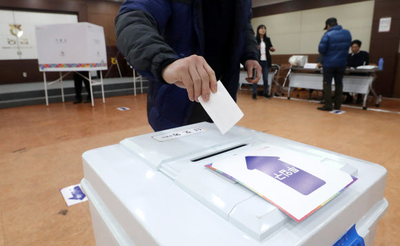 제2회 전국동시조합장선거가 열린 13일 오전 울산시 남구 중앙농협 본점에 마련된 투표소에서 조합원이 투표하고 있다. 2019.3.13  연합뉴스