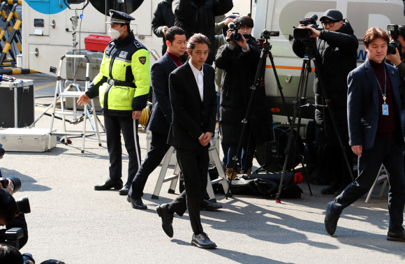 정준영, 피의자 신분으로 경찰 출석