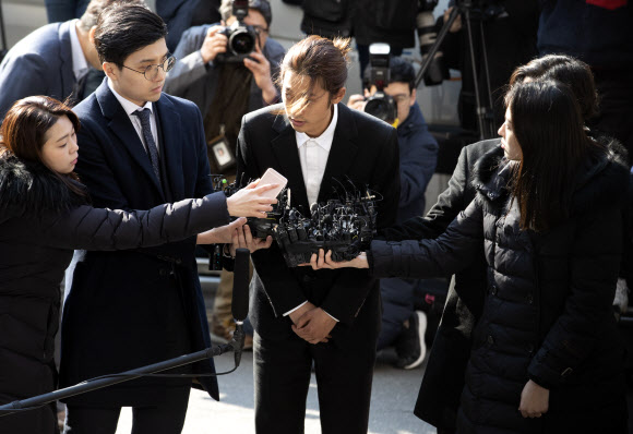 정준영, 피의자 신분으로 경찰 출석