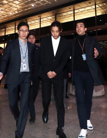 성관계 동영상 불법 촬영·유포 논란을 빚은 가수 정준영(30)이 14일 오전 서울 종로구 서울지방경찰청 광역수사대로 출석하고 있다. 2019. 3. 14. 정연호 기자 tpgod@seoul.co.kr