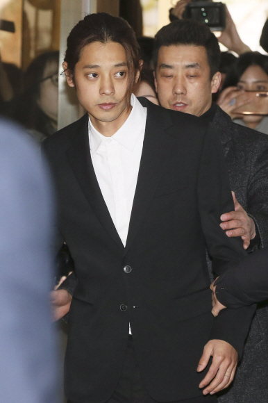 성관계 동영상 불법 촬영과 유포 혐의를 받고 있는 가수 정준영이 14일 오전 서울 종로구 서울지방경찰청 광역수사대에 피의자 신분으로 출석하고 있다. 2019. 3. 14. 정연호 기자 tpgod@seoul.co.kr