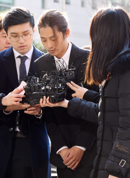 성관계 동영상 불법 촬영·유포 논란을 빚은 가수 정준영이 피의자 신분으로 조사를 받기 위해 14일  서울지방경찰청으로 들어서며 취재진 질문에 답하고 있다. 2019.3.14 정연호 기자 tpgod@seoul.co.kr