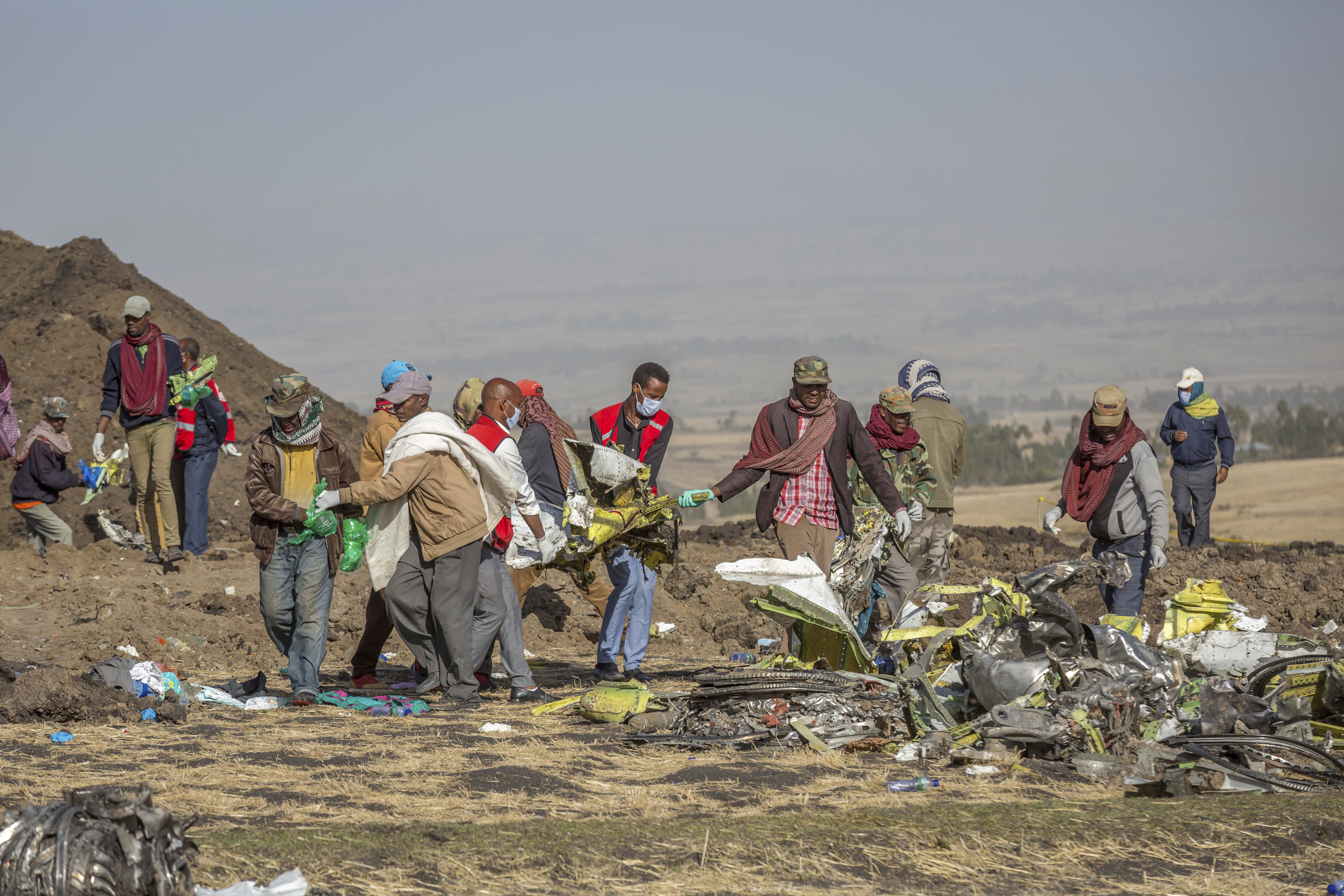 항공 관계자들이 11일 에티오피아 수도 아디스아바바 인근 비쇼프투시의 항공기 추락현장에서 잔해를 수습하고 있다. 2019.3.11  AP 연합뉴스