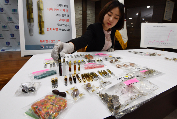 14일 오후 인천세관 수출입통관청사에서 대마 카트리지, 초콜릿 등 대마제품이 전시되어 있다. 2019.3.14 안주영 기자jya@seoul.co.kr