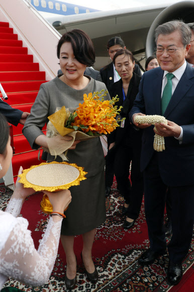 캄보디아 환영 꽃다발 받는 문 대통령 내외