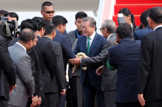 캄보디아 환영 인사들과 악수하는 문 대통령