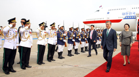 캄보디아 환영받는 문 대통령