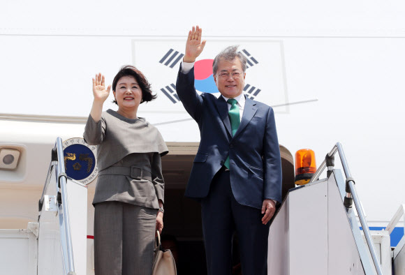 말레이시아 출국하는 문 대통령 내외