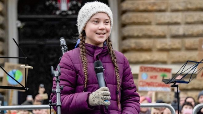 매주 금요일 청소년들의 기후변화 행동 촉구 시위와 행진을 이끌어온 스웨덴의 16세 소녀 그레타 툰베리가 지난 1일 독일 함부르크 시청 앞에서 진행된 집회 도중 연설하고 있다. 함부르크 AFP