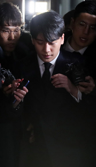 귀가하는 ‘성접대 의혹’ 승리