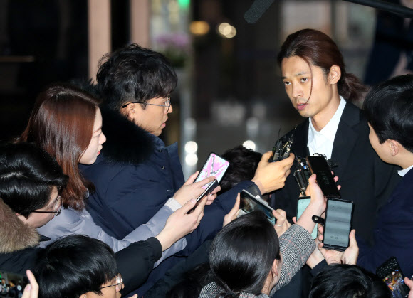 질문 답하는 정준영