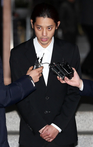 질문 답하는 정준영