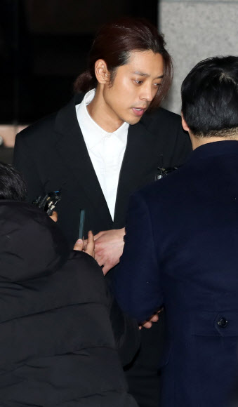 조사 마치고 귀가하는 정준영