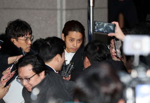 조사 마치고 귀가하는 정준영