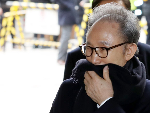 목도리로 입 가린 이명박 전 대통령