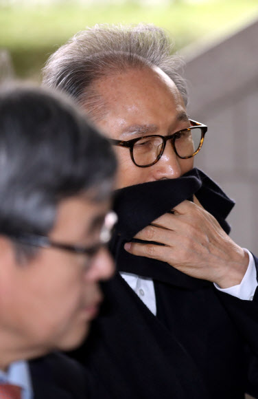 목도리로 입 가린 이명박 전 대통령