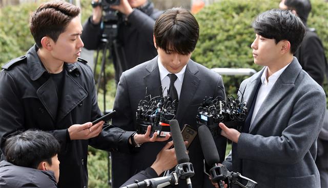 불법 촬영물 유포 혐의를 받고 있는 그룹 FT아일랜드 전 멤버 최종훈이 16일 오전 서울 종로구 서울지방경찰청에 조사를 받기위해 출석하고 있다. 2019.3.16 뉴스1