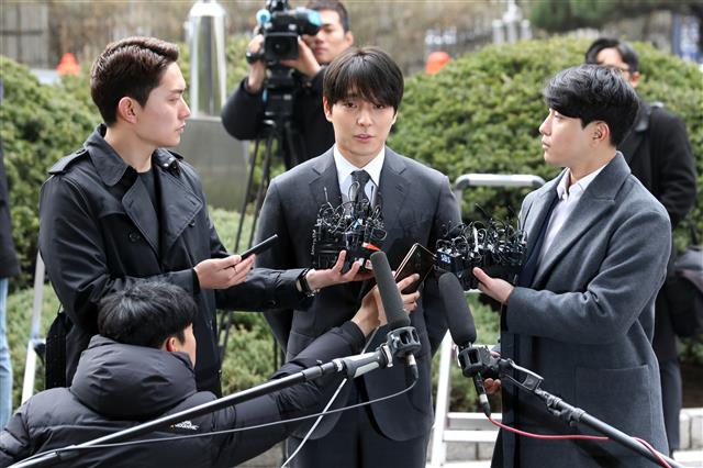 불법 촬영물 유포 혐의를 받고 있는 그룹 FT아일랜드 전 멤버 최종훈이 16일 오전 서울 종로구 서울지방경찰청에 조사를 받기위해 출석, 취재진 질문에 답하고 있다. 2019.3.16 뉴스1