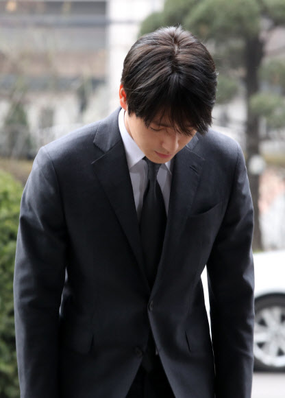불법 동영상 유포 혐의를 받는 FT아일랜드 최종훈이 16일 오전 피의자 신분으로 조사를 받기 위해 서울 종로구 서울지방경찰청에 출석하며 고개를 숙이고 있다.  2019.3.16  연합뉴스