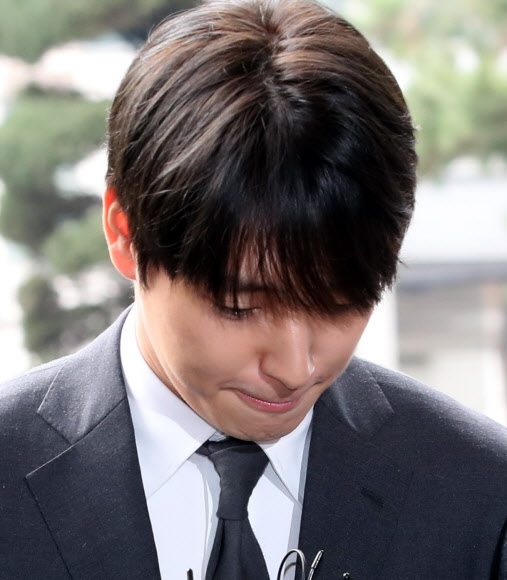 불법 동영상 유포 혐의를 받는 FT아일랜드 최종훈이 16일 오전 피의자 신분으로 조사를 받기 위해 서울 종로구 서울지방경찰청에 출석하고 있다.  2019.3.16  연합뉴스