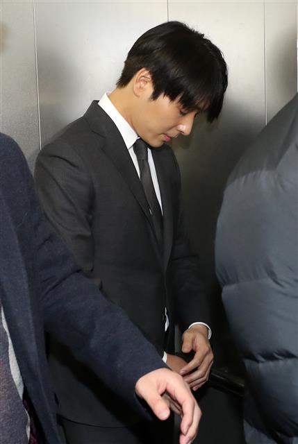 불법 촬영물 유포 혐의를 받고 있는 그룹 FT아일랜드 전 멤버 최종훈이 16일 오전 서울 종로구 서울지방경찰청에 조사를 받기위해 출석하고 있다. 2019.3.16 뉴스1