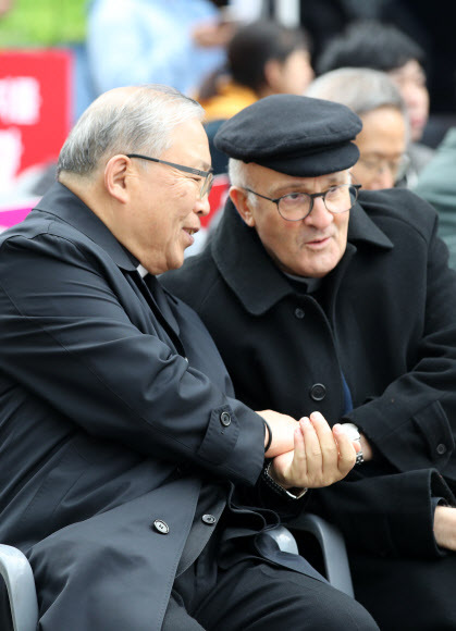 천주교 서울대교구장 염수정 추기경과 알프레드 수에레브 주한교황청 대사가 16일 오전 서울 청계광장에서 열린 ‘생명대행진 코리아 2019’ 청년생명대회에서 대화하고 있다.   헌법재판소의 낙태죄 처벌조항 위헌 여부 선고를 앞두고 열린 이날 행사에서 프로라이프대학생회, 한국천주교주교회의 가정과생명위원회 등 단체의 참가자들은 태아의 생명과 여성의 건강을 지키기 위해 낙태죄 유지를 촉구했다. 2019.3.16  연합뉴스