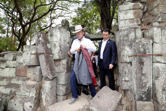 캄보디아를 국빈 방문 중인 문재인 대통령과 부인 김정숙 여사가 16일 오전(현지시간) 캄보디아 시엠레아프(시엠립)의 프레아피투 사원에 도착해 입장하고 있다. 프레아피투 사원은 앙코르 왕조의 주요 유산으로 코이카의 주도로 복원 사업이 진행되고 있다. 2019.3.16  연합뉴스